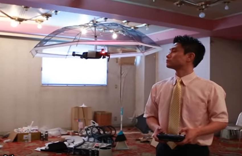 उड़ने वाली छतरी (Pic credit- You tube grab)