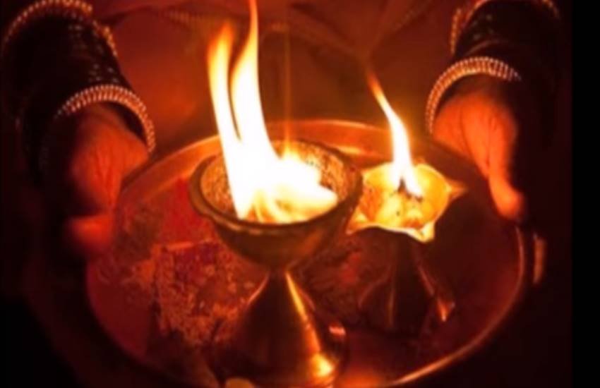 Ghee During Worship, Ghee Worship, Ghee and Worship, Worship with ghee, Ghee Worship facts, Worship of God, Worship of God and ghee, Worship of God with ghee, Worship of God in hindu, Use Ghee, Use Ghee for prayer, religion news