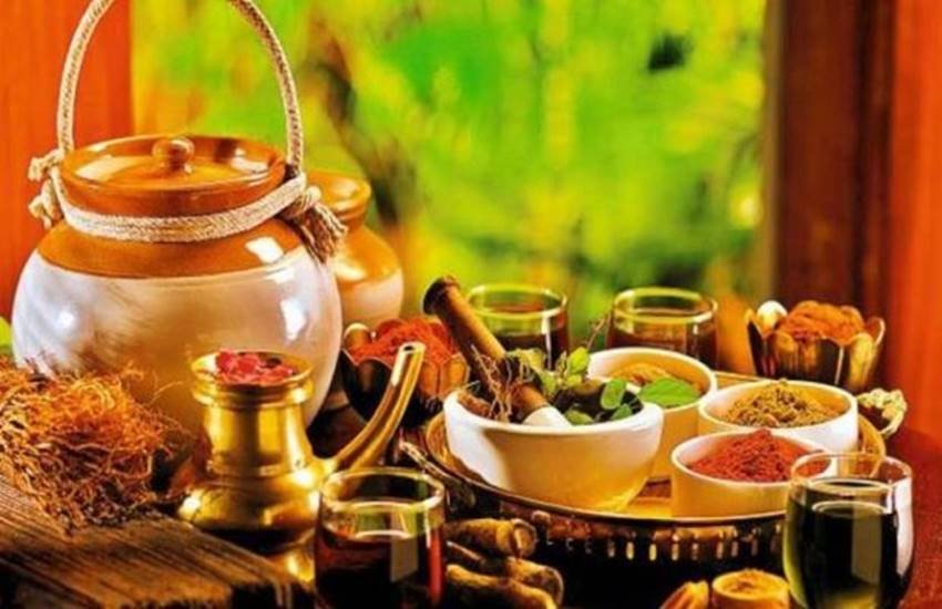 प्राकृतिक जड़ी-बूटियों या घरेलू मसालों की मदद से आप ऐसी औषधियां तैयार कर सकते हैं जो आपको बीमारियों से दूर रखने में मदद कर सकती हैं।