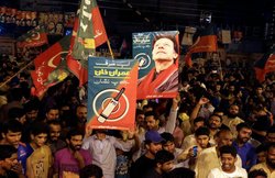 Pakistan Election Results 2018: राजनीति के मैदान में भी चला इमरान खान का ‘बल्ला’, स्पष्ट बहुमत की ओर PTI