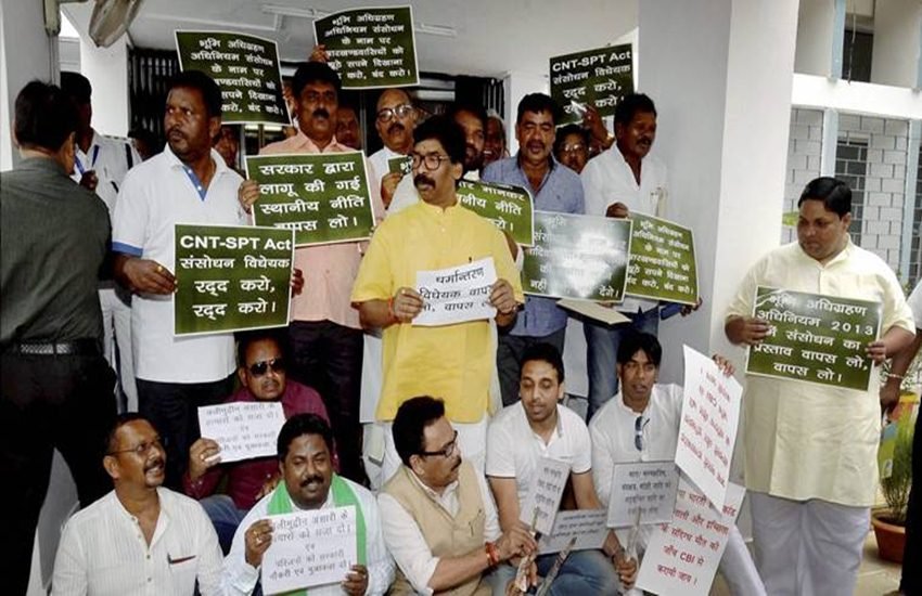 झारखंड विधान सभा के मुख्य द्वार पर हंगामा करते विपक्षी जेएमएम के विधायक। (फाइल फोटो)