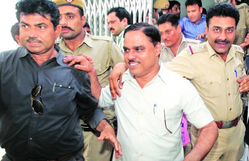 तोमर ने अवध विश्वविद्यालय की स्नातक डिग्री के आधार पर मुंगेर के विश्वनाथ सिंह इंस्टीच्यूट आफ लीगल स्टडीज में बतौर नियमित छात्र की हैसियत से दाखिला लिया था। तोमर ने अवध विश्वविद्यालय की स्नातक डिग्री के आधार पर मुंगेर के विश्वनाथ सिंह इंस्टीच्यूट आफ लीगल स्टडीज में बतौर नियमित छात्र की हैसियत से दाखिला लिया था।