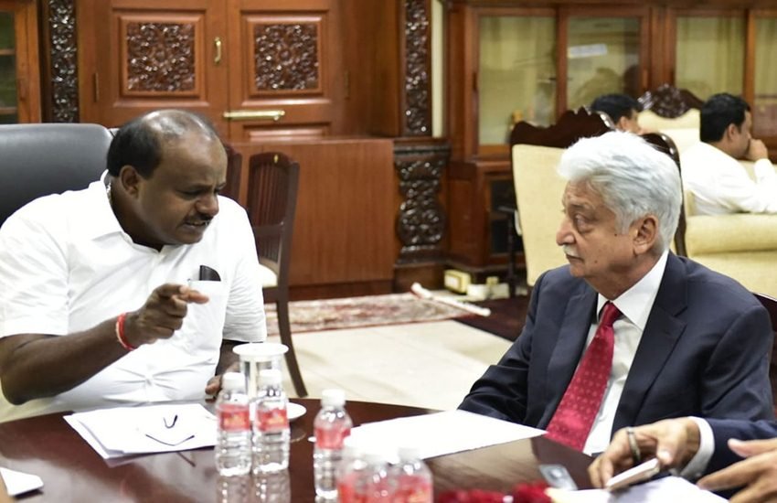 कर्नाटक के मुख्यमंत्री एच डी कुमारस्वामी से मिलने के लिए आईटी क्षेत्र के दिग्गज उद्योगपति अजीम प्रेमजी को आज (24 जुलाई) करीब डेढ़ घंटे तक इंतजार करना पड़ा। (फोटो-ट्विटर)