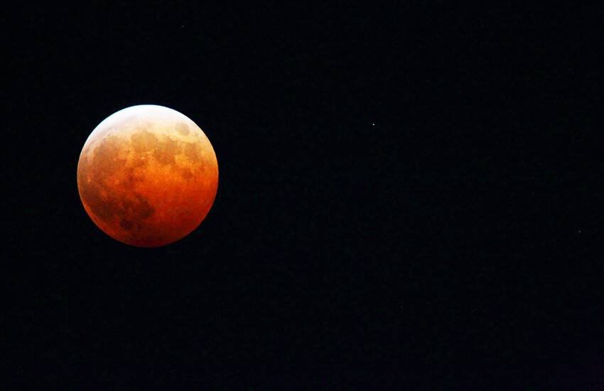 Blood Moon Eclipse 2018, Chandra Grahan 2018: 'ब्लड मून' के बारे में साधारण सी बात यह है कि ऐसा चंद्रमा के लाल रंग का दिखाई देने की वजह कहा जा रहा है। 
