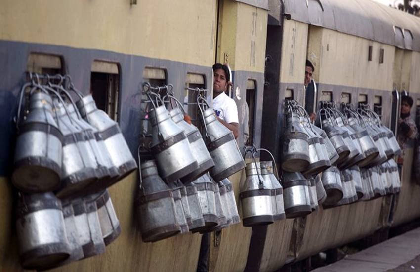महाराष्ट्र सरकार ने घोषणा की है कि उसने प्रदर्शनकारियों की एक महत्वपूर्ण मांग स्वीकार कर ली है। 
डेयरी विकास मंत्री महादेव जंकर ने शाम विधानसभा में कहा कि सरकार ने 21 जुलाई से डेयरी किसानों को दूध के लिए 25 रुपये प्रति लीटर देने का फैसला किया है।