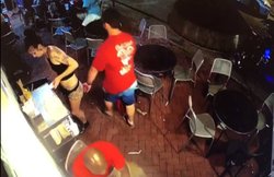 video: गलत तरीके से छू कर भाग रहा था शख्स, महिला वेटर ने सिखाया सबक