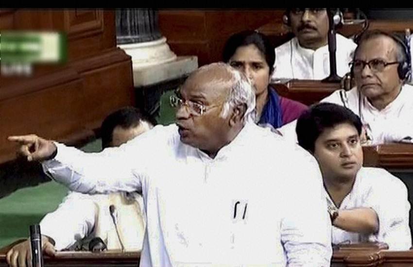  प्रश्नकाल के दौरान सदन में कांग्रेस के नेता मल्लिकार्जुन खड़गे ने आरोप लगाया कि ‘‘ऑफिसर गैलरी में बैठे एक अधिकारी बार-बार उठकर इस ओर देख रहे हैं और कुछ नोट बना रहे हैं।’’ 