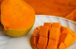 मुहांसे और सन टैन से निजात चाहिए तो आजमाइए आम से बने ये फेस पैक