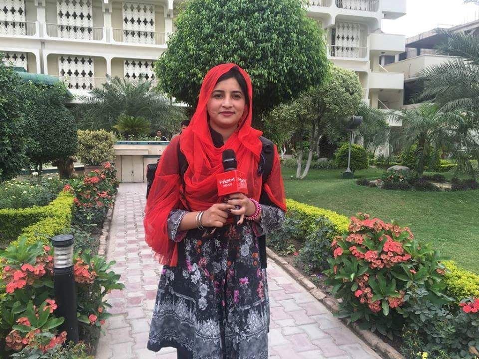 manmeet kaur anchor, harmeet kaut Reporter, pakistani sikh acnhor, pakistani sikh reporter, jansatta photos