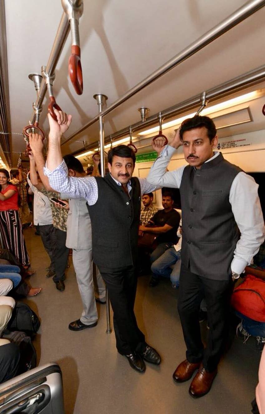 Rajyavardhan Singh Rathore, Virender Sehwag, Manoj Tiwari, sports minister, Delhi metro, nazafgarh, sampark for samarthan, sports, Rajyavardhan Singh Rathor in metro, Rajyavardhan Singh Rathor suffer in metro, Rajyavardhan Singh Rathor photo with public, metro suffer of Rajyavardhan Singh Rathor