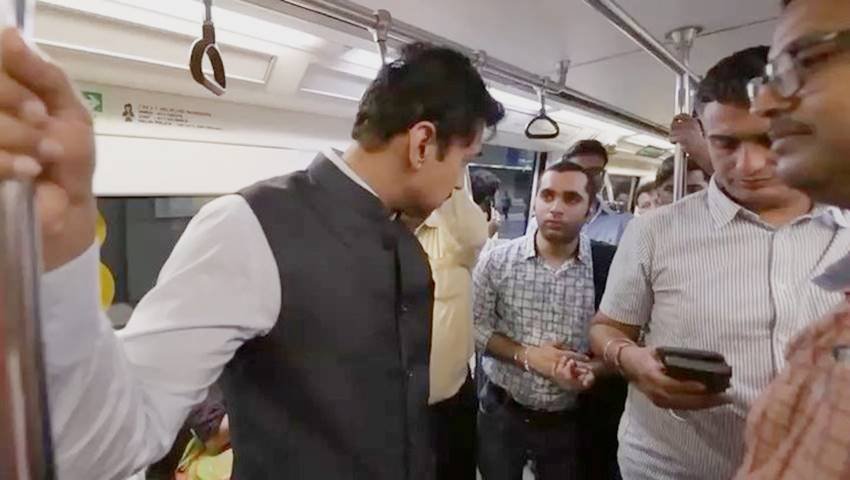 Rajyavardhan Singh Rathore, Virender Sehwag, Manoj Tiwari, sports minister, Delhi metro, nazafgarh, sampark for samarthan, sports, Rajyavardhan Singh Rathor in metro, Rajyavardhan Singh Rathor suffer in metro, Rajyavardhan Singh Rathor photo with public, metro suffer of Rajyavardhan Singh Rathor