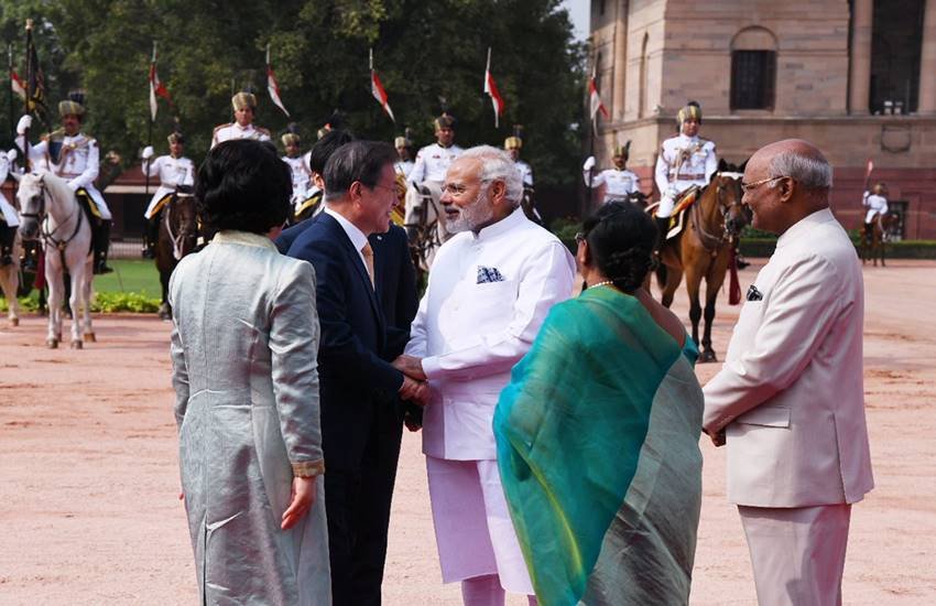 दक्षिण कोरिया के राष्ट्रपति मून जे-इन के भारत दौरे के दौरान भारत और दक्षिण कोरिया ने व्यापार, सांस्कृतिक और वैज्ञानिक व तकनीकी सहयोग क्षेत्र समेत 11 समझौतों पर हस्ताक्षर किए हैं। 