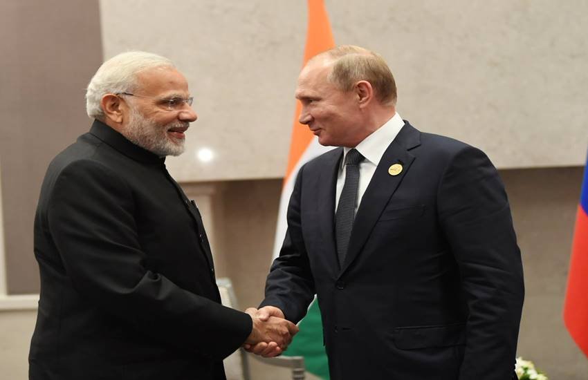 जोहान्सबर्ग में ब्रिक्स सम्मेलन में रूसी राष्ट्रपति पुतिन से मिले पीएम मोदी। 