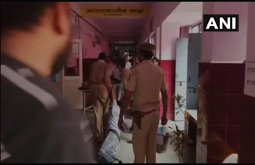 आरोपी को अस्पताल में घसीटते हुए ले गए पुलिसवाले (Pic credit- ANI)