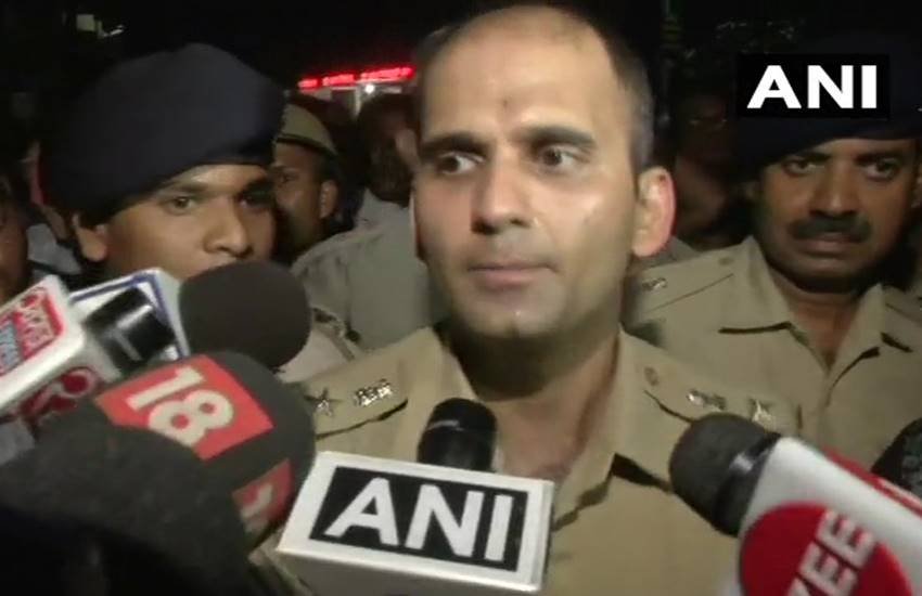 घंटों के रेस्क्यू ऑपरेशन के बाद एमपी पुलिस ने सनकी आशिक के चंगुल से युवती को छुड़ाया। (फोटो- एएनआई)