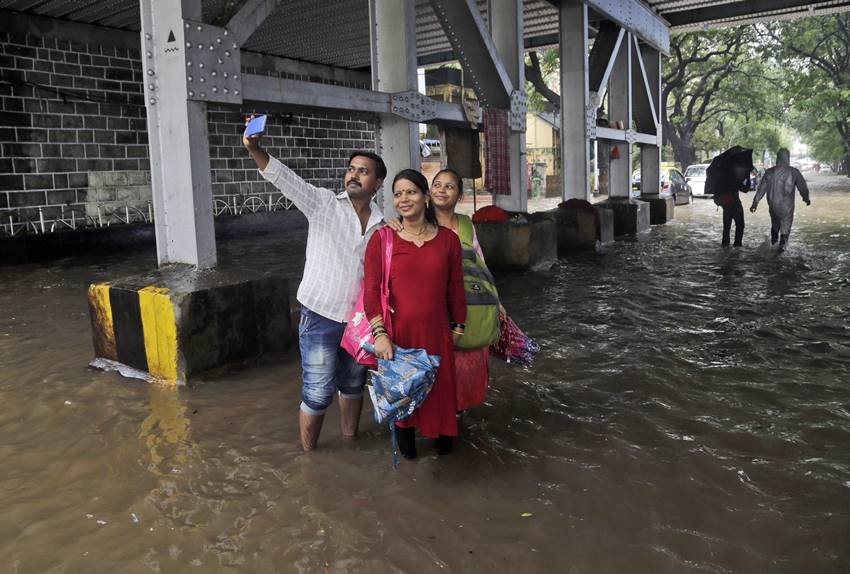 mumbai rains, mumbai rainfall, maharashtra rainfall, mumbai potholes, mumbai traffic jam, mumbai school, mumbai colleges, devendra fadnavis, mumbai natives chilling rain, mumbai people enjoying rainy weather, mumbai people entertaing in rain