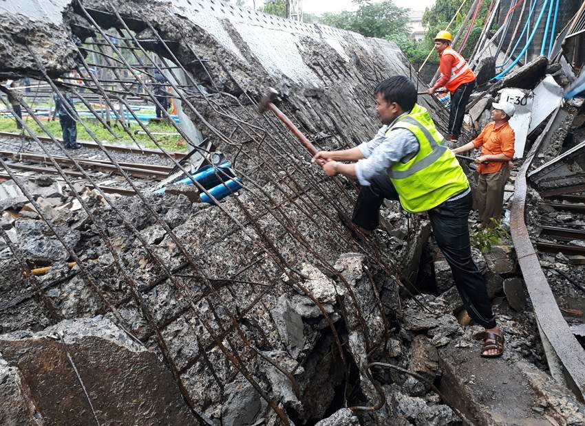 Andheri bridge collapse, Andheri foot overbridge collapse, Mumabi rain, Andheri road overbridge collapse, Andheri Station, foot overbridge collapse in Mumbai, foot overbridge collapse in Andheri,foot overbridge news, andheri news