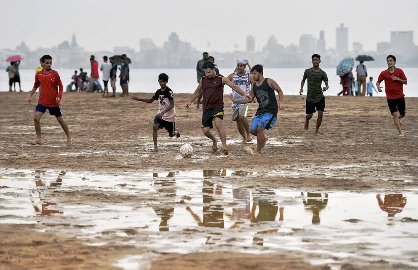 mumbai rains, mumbai rainfall, maharashtra rainfall, mumbai potholes, mumbai traffic jam, mumbai school, mumbai colleges, devendra fadnavis, mumbai natives chilling rain, mumbai people enjoying rainy weather, mumbai people entertaing in rain