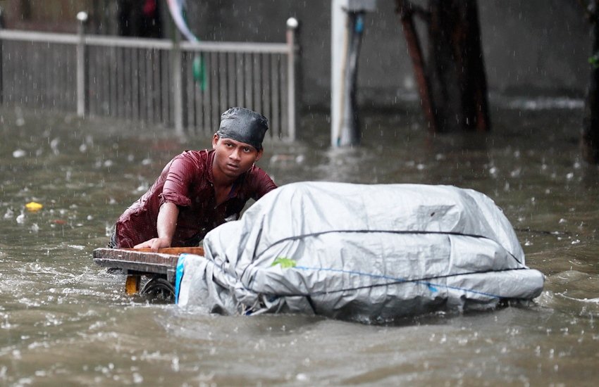 Mumbai Rains, Weather Today Updates: मुंबई में हो रही है जोरदार बारिश (फोटो सोर्स- REUTERS)