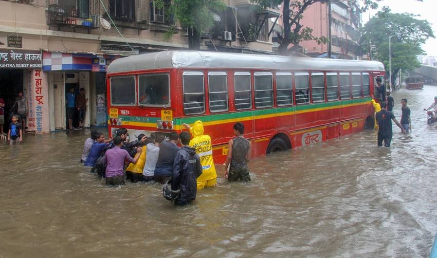 मुबंई में भारी बारिश के चलते 11 जगहों पर भारी जलभराव की स्थिति बनी हुई है।