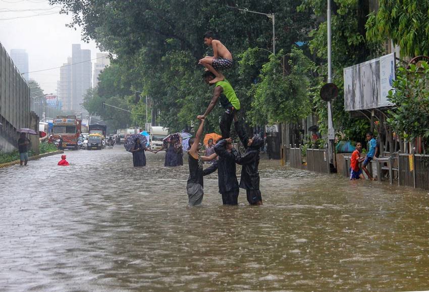 mumbai rains, mumbai rainfall, maharashtra rainfall, mumbai potholes, mumbai traffic jam, mumbai school, mumbai colleges, devendra fadnavis, mumbai natives chilling rain, mumbai people enjoying rainy weather, mumbai people entertaing in rain