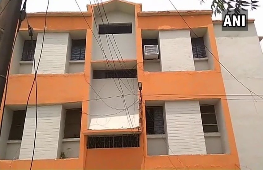 उत्तर प्रदेश के मुजफ्फरनगर में भगव हुआ पुलिस क्वार्टर (Pic credit- ANI)