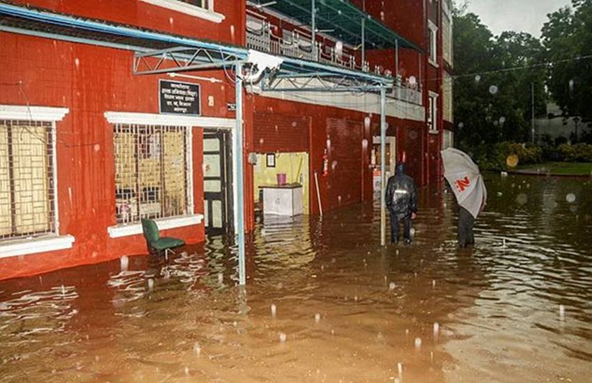 Nagpur, Nagpur Vidhan sabha, Nagpur heavy rain, Nagpur water logging in Vidhan sabha, Maharashtra Vidhan Sabha, Maharashtra rain, Beer bottle, Hindi news, News in Hindi, Jasnatta