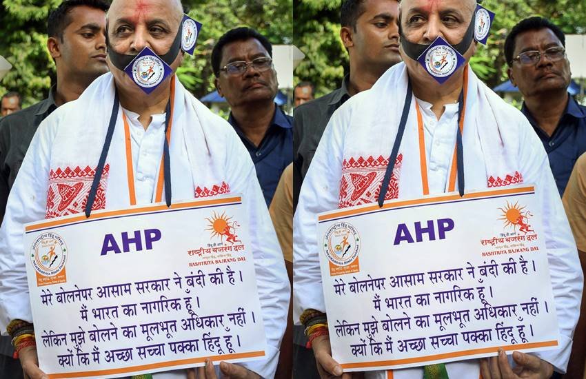 मुंह पर काली पट्टी बांधकर कार्यक्रम में पहुंचे प्रवीीण तोगाड़िया (फोटो-पीटीआई)