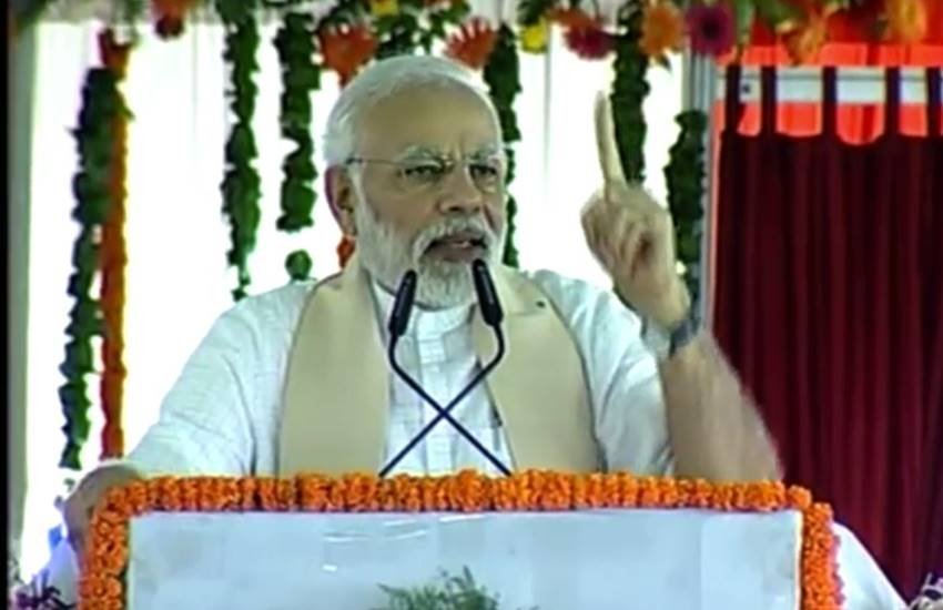 प्रधानमंत्री नरेंद्र मोदी मिर्जापुर में लोगों को संबोधित करने के दौरान पूर्व की यूपीए सरकार पर बरसे। (फोटो- TWITTER/BJP)