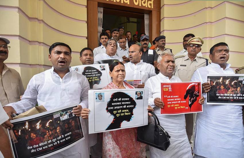 मुजफ्फरपुर केस को लेकर बिहार विधानसभा हुई स्थगित, राबड़ी देवी ने सभी सदस्यों के साथ मिलकर किया प्रदर्शन। 