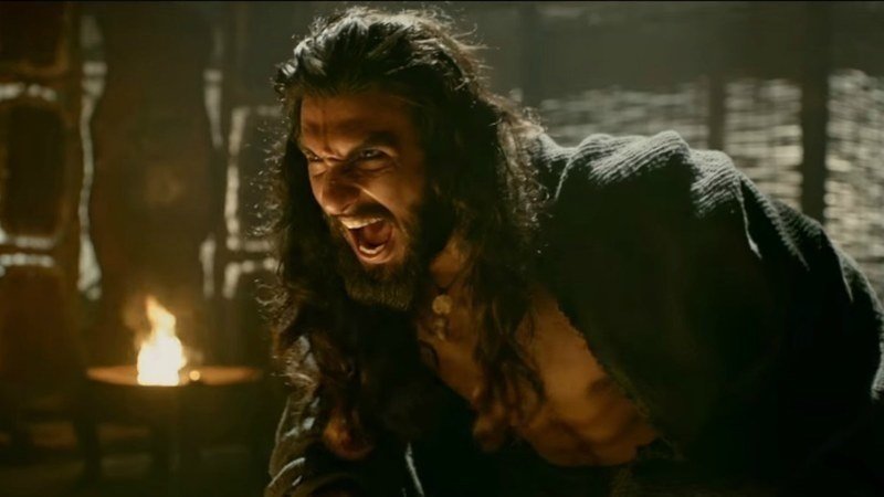 15. पद्मावत की शूटिंग के दौरान रणवीर एक समय बेहद कठिन दौर से गुज़रने लगे थे। बकौल रणवीर, मैंने लगभग 35-40 दिनों तक बिना ब्रेक लिए काम किया था जो आमतौर पर सुनने को नहीं मिलता है। मानसिक और शारीरिक तौर पर ये मेरे लिए बेहद थका देने वाला था। मैं उस दौरान 12-14 घंटे काम करता था, किसी से खास बात भी नहीं करता था। मेरा मेंटल स्टेट ऐसा हो चुका था, जैसा मैंने पहले कभी महसूस नहीं किया था। मुझे लगता था कि मैं अपना मानसिक संतुलन न खो दूं। ऐसे में मैंने अपने मां-बाप और दोस्तों से बात करनी शुरू की।