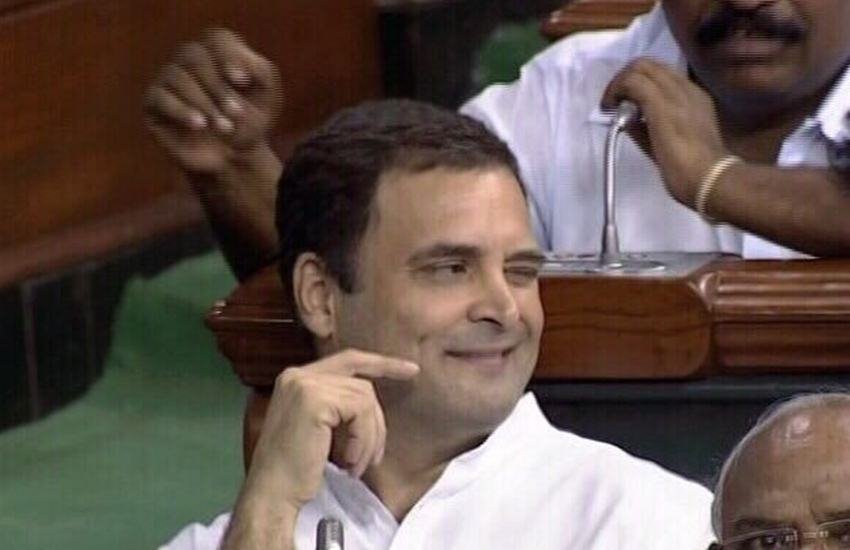 Parliament Monsoon Session 2018 20 July Live: लोकसभा में पीएम नरेंद्र मोदी से गले मिलने के बाद ज्योतिरादित्य सिंधिया की ओर आंख मटकाते राहुल गांधी। (फोटो सोर्स: एएनआई)