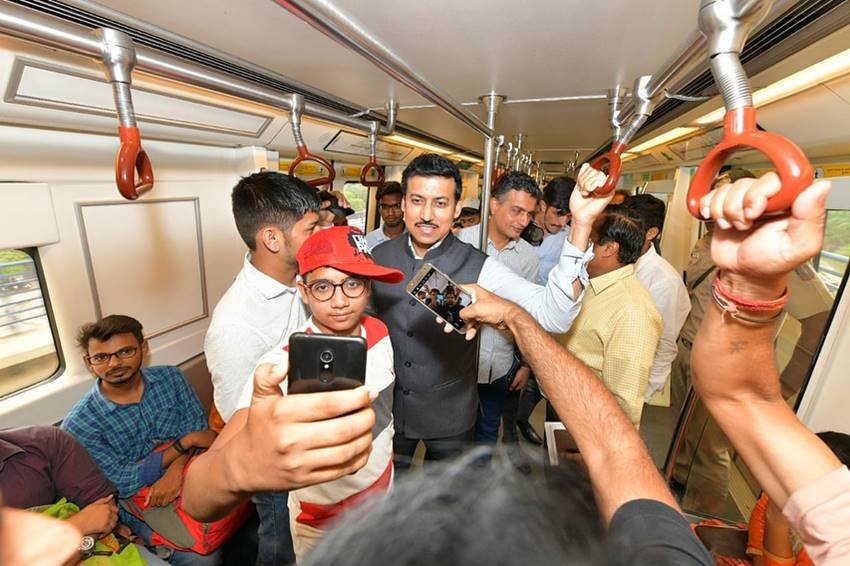 Rajyavardhan Singh Rathore, Virender Sehwag, Manoj Tiwari, sports minister, Delhi metro, nazafgarh, sampark for samarthan, sports, Rajyavardhan Singh Rathor in metro, Rajyavardhan Singh Rathor suffer in metro, Rajyavardhan Singh Rathor photo with public, metro suffer of Rajyavardhan Singh Rathor