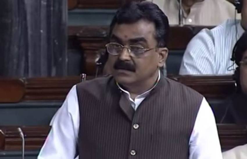भाजपा के राकेश सिंह ने विपक्ष को जवाब देते हुए कहा- कांग्रेस ने स्कैम की राजनीति जबकि हमने स्कीम की। 