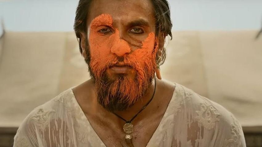 5. रणवीर ने फिल्म बाजीराव मस्तानी के लिए एक पैसा भी नहीं लिया था। उन्होंने दरअसल इस फिल्म के प्रॉफिट शेयरिंग में हिस्सा लिया था। वहीं अमिताभ बच्चन ने जब रणवीर की रामलीला में परफॉर्मेंस देखी थी, तो वे इतने इंप्रेस हुए थे कि रणवीर के नाम एक खत लिख दिया था।