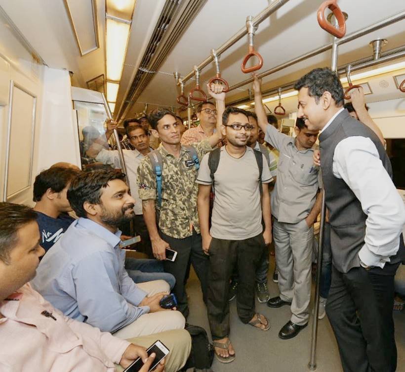 Rajyavardhan Singh Rathore, Virender Sehwag, Manoj Tiwari, sports minister, Delhi metro, nazafgarh, sampark for samarthan, sports, Rajyavardhan Singh Rathor in metro, Rajyavardhan Singh Rathor suffer in metro, Rajyavardhan Singh Rathor photo with public, metro suffer of Rajyavardhan Singh Rathor