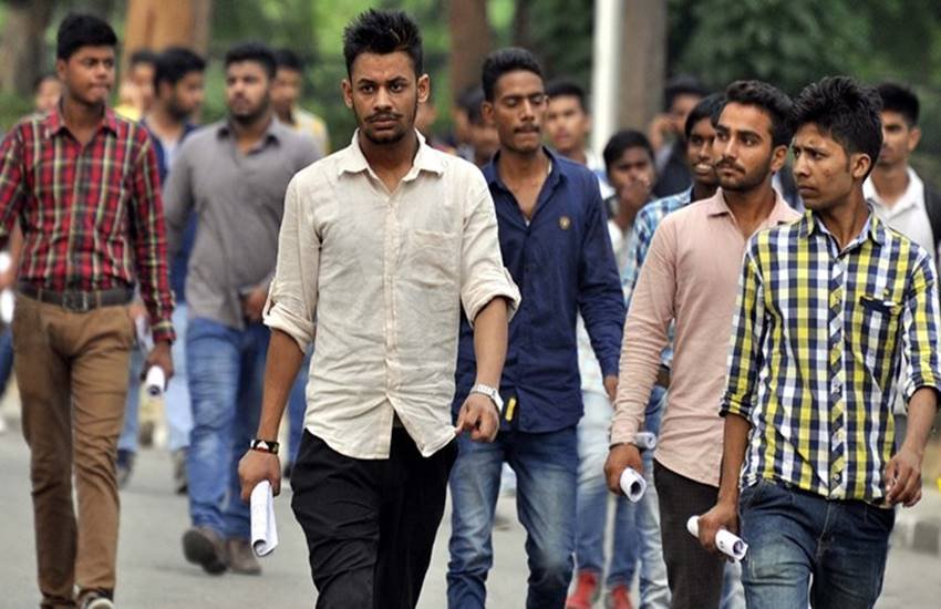 जहां किसी प्रतिभागी को कम रोजगार की स्थिति पर सवाल उठाना चाहिए था, वह परीक्षा में नाकाम रहने पर एक प्रकार की ‘छंटनी’ प्रक्रिया के जरिए बाहर हो जाता है, वह खुद को दोष देने लगता है
