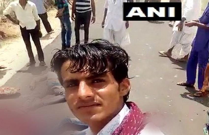 सड़क दुर्घटना में घायल दो शख्स मदद की गुहार लगा रहा था, लेकिन यह युवक सेल्फी लेने में व्यस्त था। 