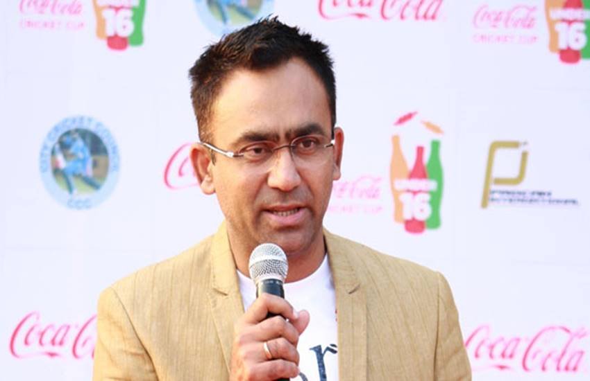 बीसीसीआई के पदाधिकारियों के विदेश दौरे पर अक्सर सवाल उठाने वाली प्रशासकों की समिति (सीओए) को आज इसके ठीक उलट स्थिति का सामना करना पड़ा जब कोषाध्यक्ष अनिरूद्ध चौधरी ने महाप्रबंधक (क्रिकेट संचालन) सबा करीम के आगामी ब्रिटेन दौरे को लेकर सवाल किए। 