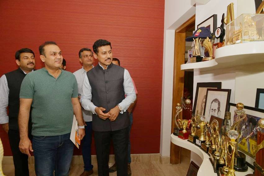 Rajyavardhan Singh Rathore, Virender Sehwag, Manoj Tiwari, sports minister, Delhi metro, nazafgarh, sampark for samarthan, sports, Rajyavardhan Singh Rathor in metro, Rajyavardhan Singh Rathor suffer in metro, Rajyavardhan Singh Rathor photo with public, metro suffer of Rajyavardhan Singh Rathor