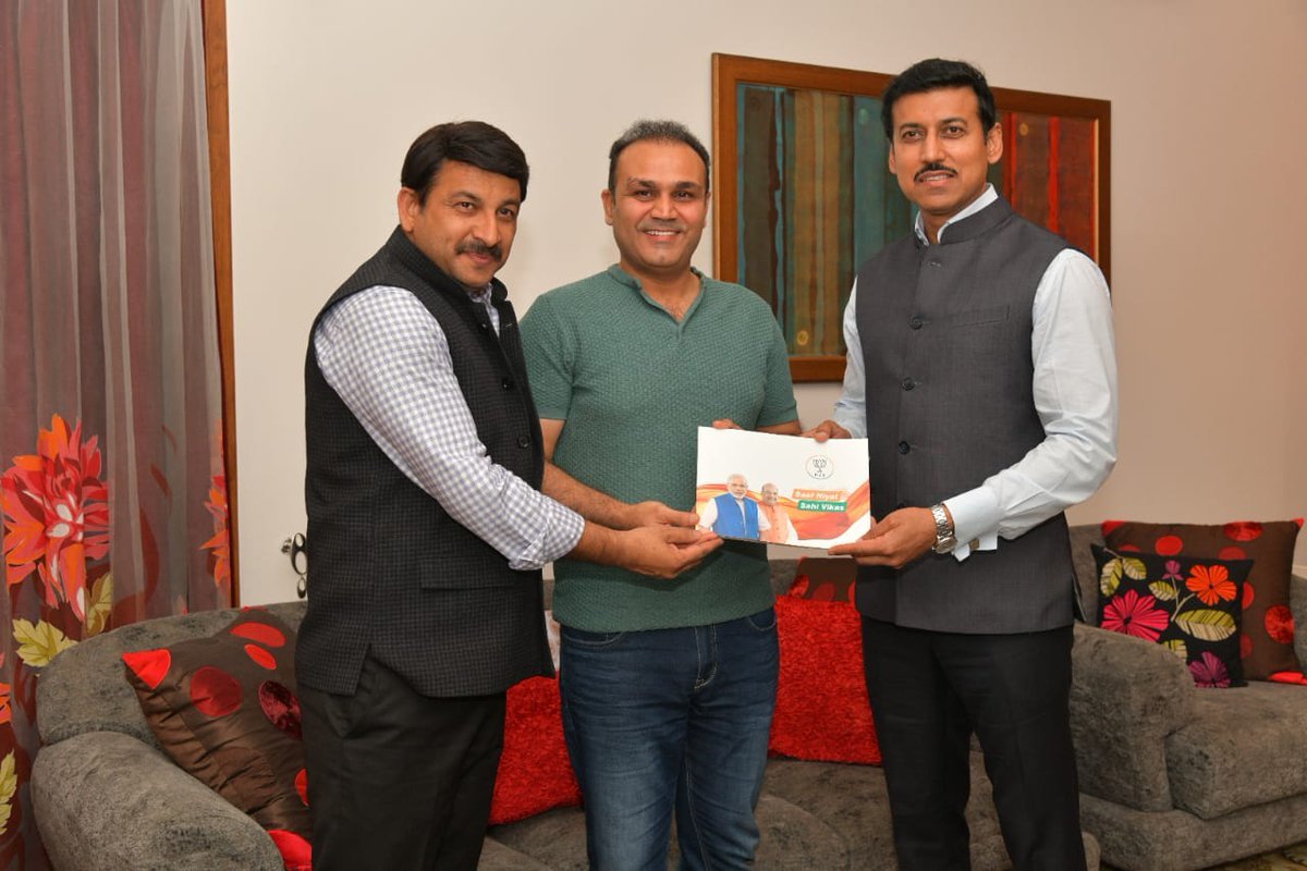 Rajyavardhan Singh Rathore, Virender Sehwag, Manoj Tiwari, sports minister, Delhi metro, nazafgarh, sampark for samarthan, sports, Rajyavardhan Singh Rathor in metro, Rajyavardhan Singh Rathor suffer in metro, Rajyavardhan Singh Rathor photo with public, metro suffer of Rajyavardhan Singh Rathor
