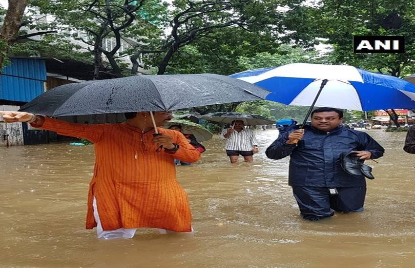 हाथों में जूता लेकर कार्यालय जाते संबित पात्रा