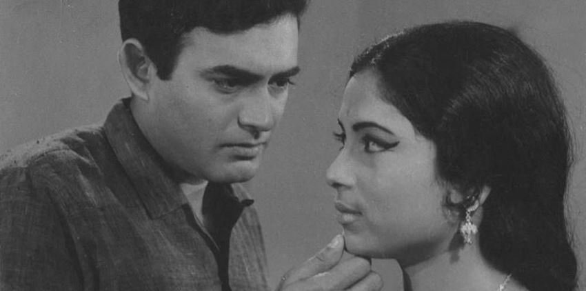 संजीव कुमार का जिन भी महिलाओं के साथ अफ़ेयर रहा उन पर वे काफी शक किया करते थे। दरअसल संजीव को लगता था कि उनके साथ समय बिताने वाली उनकी गर्लफ्रेंड्स संजीव को नहीं बल्कि उनके पैसों को चाहती हैं। इसी धारणा के चलते उन्होंने कभी शादी नहीं की या यूं कहें कि शादी हो नहीं पाई और आखिरकार 47 साल की उम्र में मरते वक्त भी वे गैर-शादीशुदा थे।