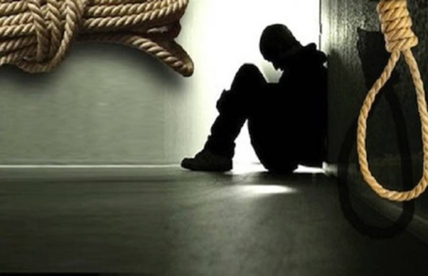 शोध में बताया गया है कि ज्यादातर पुरुष आत्महत्या के लिए ऊंची जगहों से छलांग लगाने, फांसी लगा लेने या फिर ऐसे तरीकों का इस्तेमाल करते हैं जिनमें बचने के चांसेज बेहद कम होते हैं। 