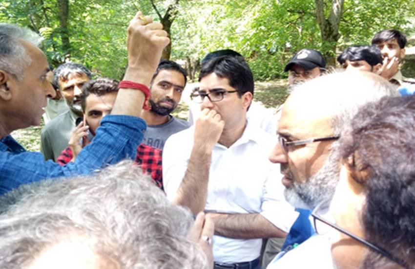लोलाब (कश्मीर) में निरीक्षण करते शाह फैसल। (फोटो सोर्स: शाह फैसल के टि्वटर अकाउंट से)