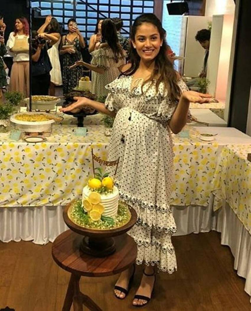 गौरतलब है कि शाहिद और मीरा ने एक क्यूट इंस्टाग्राम पोस्ट के सहारे मीरा के प्रेग्नेंट होने की खबर को फैंस के साथ साझा किया था। इस पोस्ट में मिशा नज़र आ रही थी और उनके हाथ में कुछ गुब्बारे थे जिन पर लिखा था - बिग सिस्टर