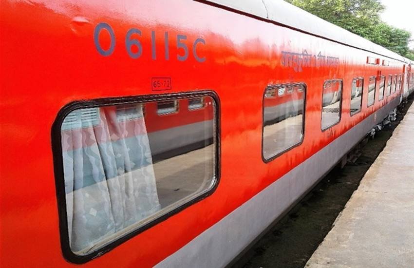 ट्रेनों में असुविधाओं को लेकर आई कैग की रिपोर्ट