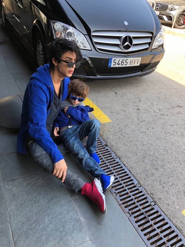 abram,aryan khan,barcelona,gauri khan,gauri khan barcelona,shah rukh khan,shah rukh khan aryan khan abram,shah rukh khan latest pics"