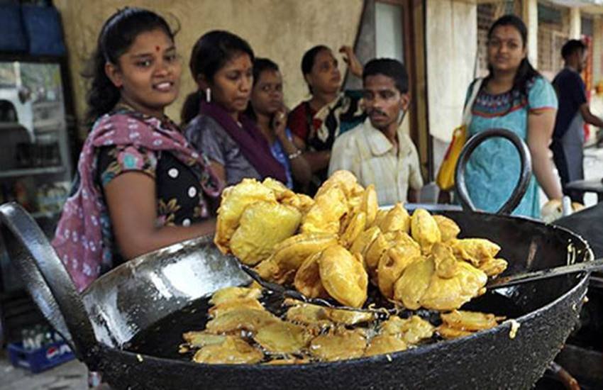 बारिश के मौसम में स्ट्रीट फूड्स का सेवन करने से संक्रमण का खतरा सबसे ज्यादा होता है। 