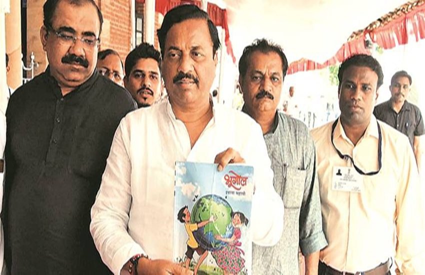 एनसीपी विधायक सुनील तातकरे कक्षा 6 की भूगोल की किताब दिखाते हुए। (एक्सप्रेस फोटो)